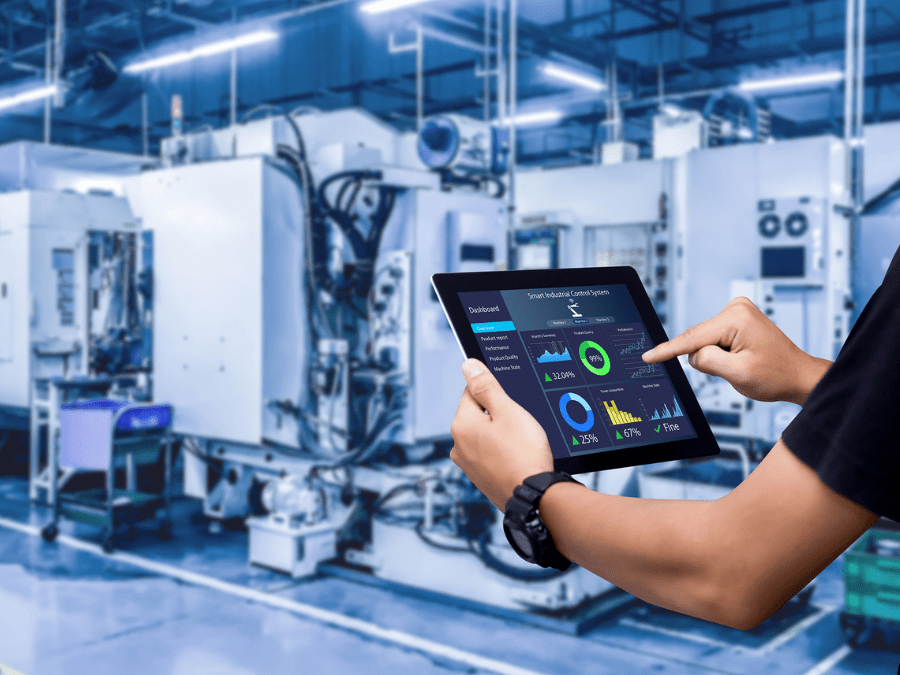 Conceito inteligente de controle da indústria. Mãos segurando um tablet em uma máquina de automação turva como plano de fundo