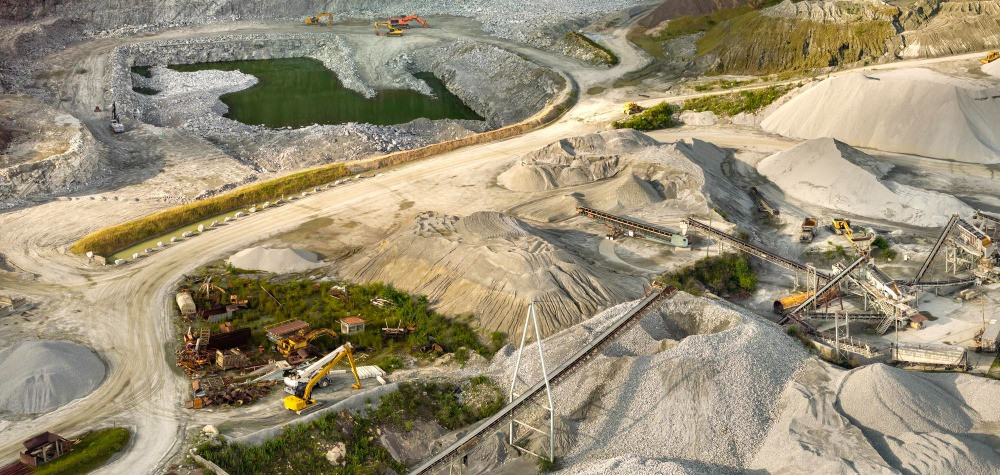 Vista aérea de mineração a céu aberto, ilustrando BESS na mineração e segurança energética.